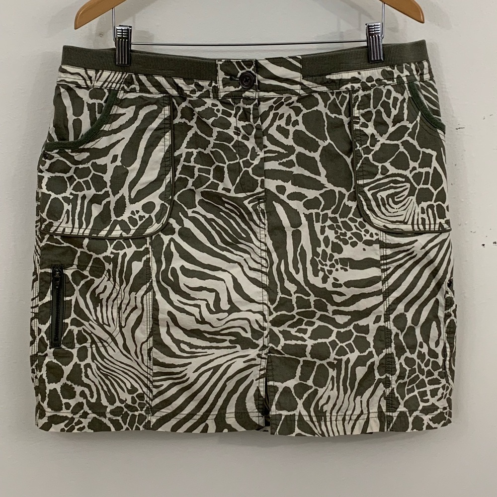 CHICO’S GREEN & WHITE ANIMAL PRINT CARGO SKIRT